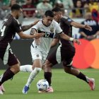 Kendry Páez de Ecuador (C) en acción durante el partido de fútbol del grupo B de la CONMEBOL Copa América 2024 entre México y Ecuador en Glendale, Arizona, EE.UU., el 30 de junio de 2024.