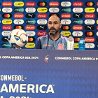 El director técnico de la selección ecuatoriana en una rueda de prensa tras clasificar a los cuartos de final.