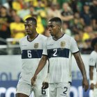 William Pacho (i) y Félix Torres, muestran si contrariedad en uno de los pasajes del partido del domingo pasado en el apretado empate ante México.