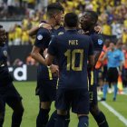 Piero Hincapié (i) festeja un gol junto a Kendry Páez y Moisés Caicedo en la Copa América 2024