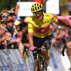 Richard Carapaz (i) tuvo la ayuda de Ben Healy (d) para llegar a la meta.