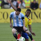 Antonio Valencia (d) enfrentando a Lionel Messi en Eliminatorias Sudamericanas
