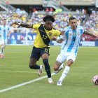 Chicago (United States), 09/06/2024.- Angelo Preciado (L) of Ecuador battles Angel Di Maria (R) of Argentina for control of the ball during the first half of the friendly soccer match between the national teams of Argentina and Ecuador at Soldier Field, in Chicago, Illinois, USA, 09 June 2024. (Futbol, Amistoso) EFE/EPA/TRENT SPRAGUE