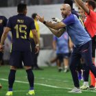 El director técnico Félix Sánchez da indicaciones a Ángel Mena en el partido ante Argentina