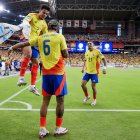 Richard Ríos (C) de Colombia celebra con Luis Díaz (Izq.) y Daniel Muñoz (Der.) después de marcar el cuarto gol contra Panamá.