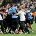 El equipo de Uruguay celebra que, tras la tanda de penaltis, venció a Brasil y se clasificó a semifinales de la Copa América