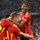 Munich (Germany), 09/07/2024.- Daniel Olmo (C) of Spain celebrates with teammate Lamine Yamal (R) after scoring the 2-1 goal during UEFA EURO 2024 semi-finals soccer match between Spain and France in Munich, Germany, 09 July 2024. (Francia, Alemania, España) EFE/EPA/CLEMENS BILAN