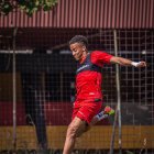 El lateral derecho Byron Castillo entrena de manera normal previo al encuentro ante Bragantrino