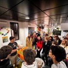 Difusión. Uno de los jóvenes exhibe parte del trabajo cultural.