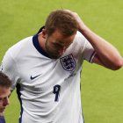 Berlin (Germany), 14/07/2024.- Harry Kane of England leaves the pitch during the UEFA EURO 2024 final soccer match between Spain and England, in Berlin, Germany, 14 July 2024. (Alemania, España) EFE/EPA/HANNIBAL HANSCHKE