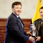 El presidente de Conmebol Alejandro Domínguez (i) visitó al Primer Mandatario de Ecuador Daniel Noboa
