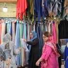 Una mujer compra un velo en una tienda del norte de Teherán, Irán. La venta de hiyabs se ha disparado en Irán desde el regreso a las calles de la Policíade la moralpara reimponer el uso de la prenda islámica.