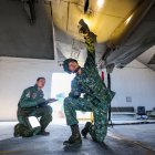 Personal de la Fuerza Aérea de Taiwán inspeccionan aviones de combate previo los ejercicios militares anuales Han Kuang en Hualien.