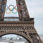 Fotografía de la Torre Eiffel con el símbolo de los Juegos Olímpicos 2024 este martes, en París.