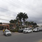 La mayoría de las etapas de las urbanizaciones cuentan con las banderas del cantón.