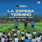 Carlos Hidalgo dirigiendo a su escuela en Manabí.