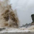 Enormes olas azotan al poblado de Sansha en la provincia de Fujian, sureste de China, en esa zona se reubicó a 156.800 personas el 25 de julio como medida de prevención.