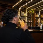 El bar Katari, en el norte de Quito, ha registrado menos visitas de clientes en los últimos meses.