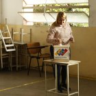 Una mujer vota este domingo 28 de julio en un centro de votación en Caracas.