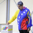 El presidente de Venezuela, Nicolás Maduro, ejerciendo el voto durante las elecciones presidenciales, este domingo 28 de julio en Caracas.
