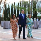 Sofía vistió un alegre vestido de flores. Letizia, llevó un vestido veraniego y calzado plano, seguramente por su problema en el pie izquierdo. El rey se decidió por un traje azul y corbata lila.