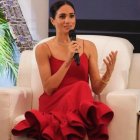 Representa a una mujer real.