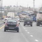 Dos infracciones en un mismo sitio. En la imagen, se puede ver al vehículo de la izquierda sin placa y al que está más adelante, con la placa ilegible.