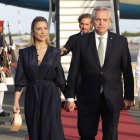 Expresidente de Argentina Alberto Fernández y su expareja Fabiola Yáñez, durante su llegada al Aeropuerto Las Américas.