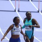 Maribel Caicedo (i) en su llegada a la meta en la semifinal de 100 metros vallas de París 2024