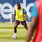 Willian Pacho en la primera práctica con la camiseta de PSG
