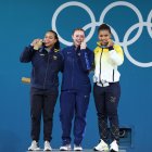 Angie Palacios (d) integra el podio de pesistas de los 71 kg en París 2024