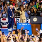 La vicepresidenta de Estados Unidos, Kamala Harris y el gobernador de Minnesota, Tim Walz.