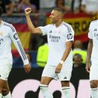 El festejo de Kylian Mbappe (c) tras marcar su primer gol con el Real Madrid.