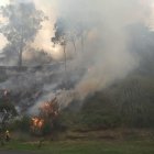 Los bomberos sofocaron el incendio forestal en El Sena, en el centro de Quito.
