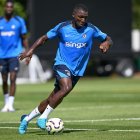 Moisés Caicedo es titular fijo en la zona de volantes de Chelsea.