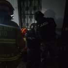El hombre colocó una cama en la entrada para evitar el ingreso de los uniformados.
