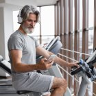 La bicicleta estática es una excelente opción de ejercicio controlado y planificado.