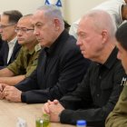 El primer ministro, Benjamín Netanyahu (3d), dirige las operaciones desde la base militar de Kirya, en Tel Aviv, junto con al ministro de Defensa, Yoav Galant (2d).