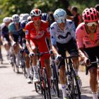 Richard Carapaz (d) llegó con el pelotón de favoritos a la meta de la décima etapa.