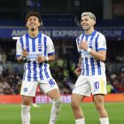 Jeremy Sarmiento (i) y Julio Enciso en el partido de la Copa de Liga de Inglaterra