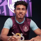 Jeremy Sarmiento firmando su vínculo por una temporada con Burnley