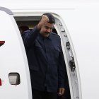 El presidente de Venezuela, Nicolás Maduro, mientras desciende del avión presidencial a su llegada el 10 de abril de 2015.