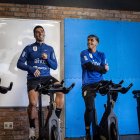 El experimentado delantero Luis Suárez (i) en los trabajos de gimnasio de la selección uruguaya junto a Facundo Torres