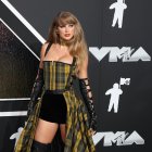 La cantante Taylor Swift posa durante la alfombra roja de los MTV Video Music Awards 2024.