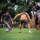 Byron Castillo (d) en dominio de la pelota, en el entrenamiento previo a la fecha de LigaPro