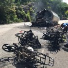 Los restos de motos incineradas y el camión cisterna que explotó este sábado en Miragoane (Haití).