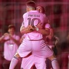 Lionel Messi abraza a Leonardo Campana en el festejo de gol de Inter Miami