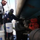 Ante los cortes de agua, las personas recurren a tanqueros.