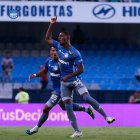 Diogo Bagüí festa su primer gol con la camiseta de Emelec en la vitoria ante Técnico Universitario
