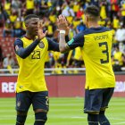 Moisés Caicedo (i) y Piero Hincapié en un partido de eliminatorias sudamericanas con la Tricolor